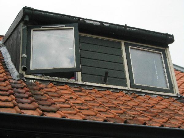 Toelichting Een plat dak moet voldoende afschot hebben (minimaal 1,6 cm per strekkende meter) naar de hemelwaterafvoer.