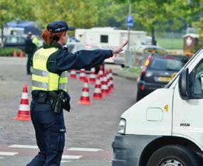 Politie De Politieke Unie vindt dat er voldoende wijkagenten ingezet moeten worden. Zij zorgen ervoor dat blauw op straat ook werkelijk zichtbaar en herkenbaar is.