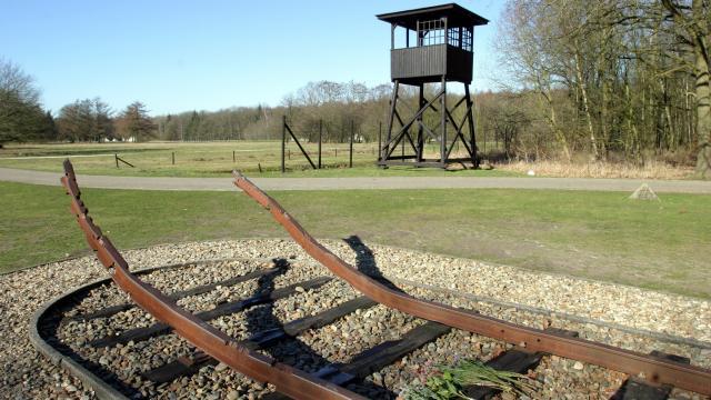 Bezoek groep 8 aan kamp Westerbork geschreven door Joanne Toen we aankwamen hebben we eerst een film gekeken over Hennie die als kind in de Tweede Wereldoorlog heeft geleefd.