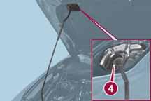 Controleer of de staaf goed in de klem is geplaatst alvorens de motorkap te sluiten; breng de motorkap tot ongeveer 20 cm boven de gesloten stand en laat deze vervolgens vallen.