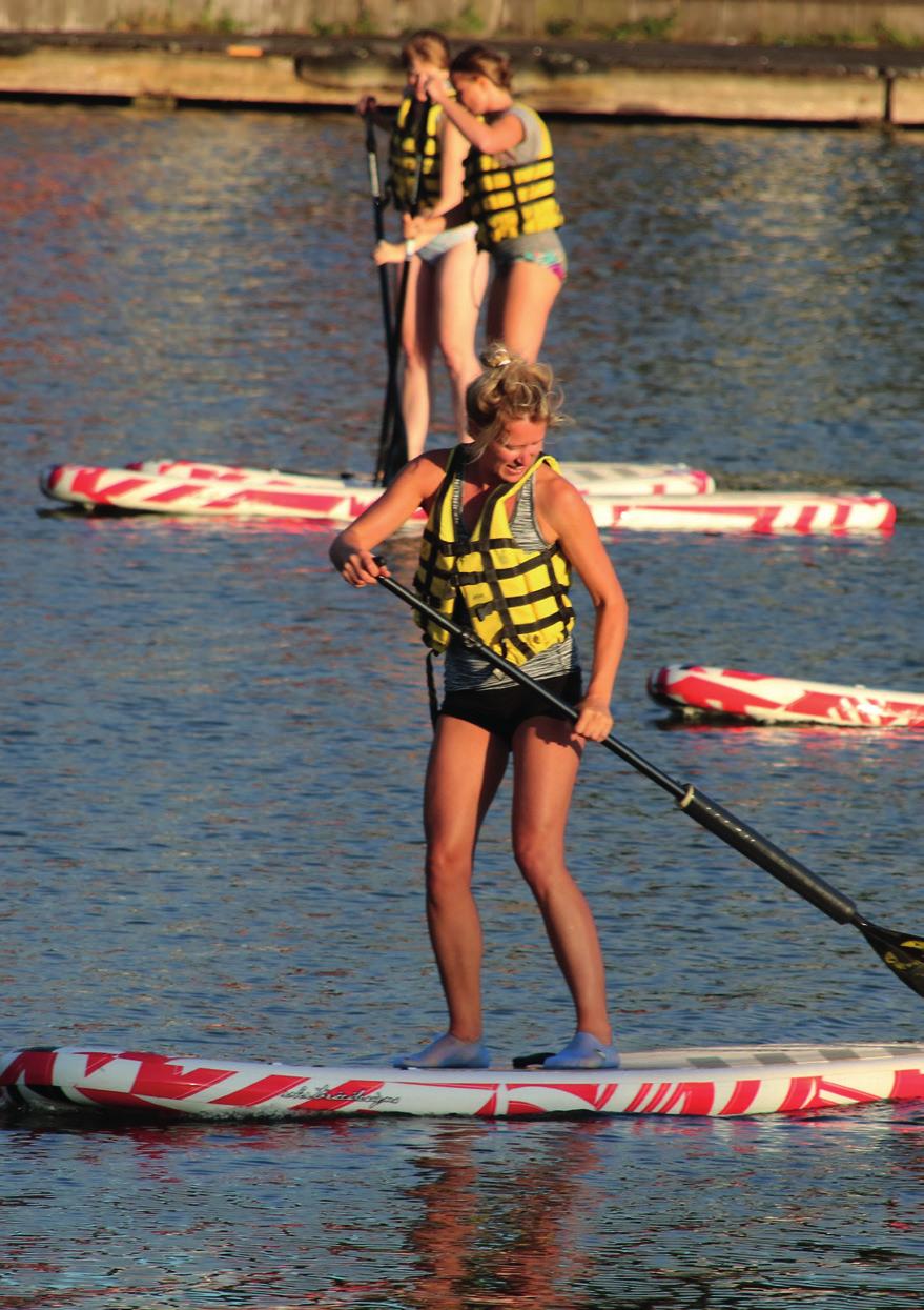 13 STAND UP PADDLE 16+ Stand up paddling (ook wel suppen of peddelsurfen genoemd) is een vorm van golfsurfen op een golfsurfplank.