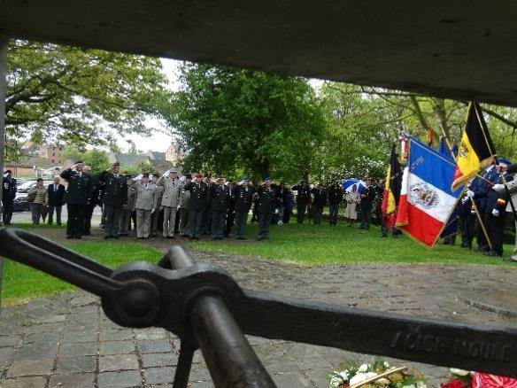 Hierna werd er RV gehouden aan het gedenkteken, ter nagedachtenis van de marine - fuseliers & Admiraal Ronarc h in het stadspark, waar de sobere, ingetogen plechtigheid werd gehouden.