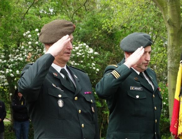 De verschillende verenigingen legden, met het nodige eerbetoon, hun krans of bloemen neer. Het geheel werd afgesloten met het spelen van aux morts en de nationale hymnes.