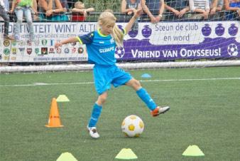Om Stichting Voetbal Helpt extra te ondersteunen doneert ProCamp van iedere verkochte bal 5,00 aan de Stichting.