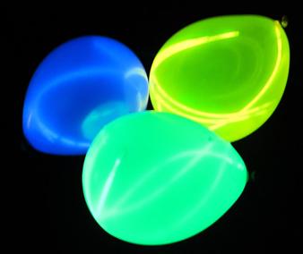 Schitterende waterballonnen waterballonnen glow-in-the-dark sticks. Vouw voorzichtig de glow-in-the-dark sticks in de ballonnen en vul de ballonnen met water.