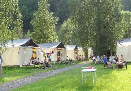 Locatie Camping Les Pommiers Nabij het echte Ardeense dorp Comblain-au-Pont ligt aan de rivier de Ourthe, op een mooi afgesloten terrein, de natuurcamping Les Pommiers.