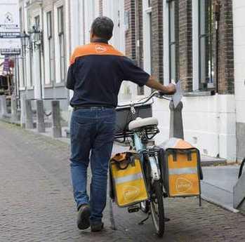 Op dit moment wordt een deel van die verre adressen per post verstuurd (met een postzegel) en afhankelijk van de omstandigheden en de afstand soms per fiets bezorgd.