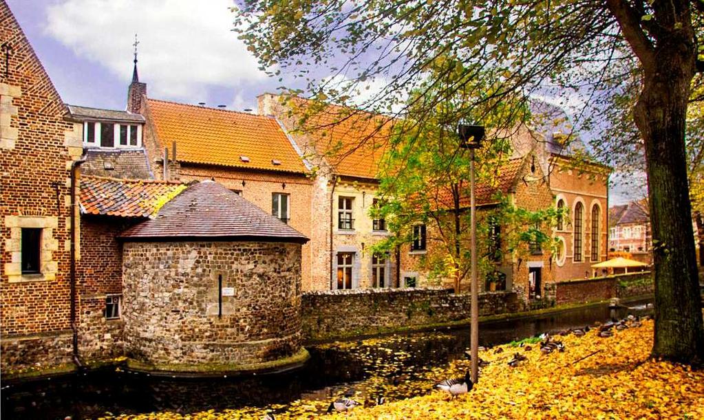 Met Kunst & Cultuur naar Tongeren Woensdag 7 november Tongeren, "de eerste stad" van Bel gië, is een plaats met een rijke histo rie. Het gebied werd oorspronkelijk bewoond door de Eburonen.