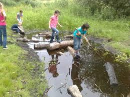 Een kampvuurtje en broodjes bakken bij het Woeste Westen. Spelen in en bij het water en vooral heel erg vies worden.