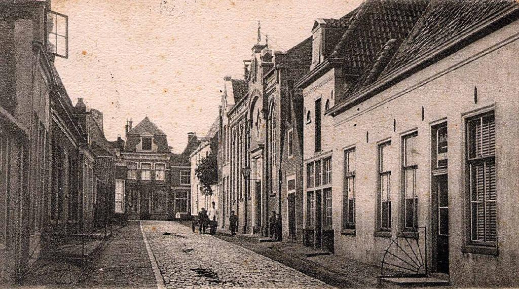 Afb. 3. Rechts Peperstraat 13 nog voor 1900.