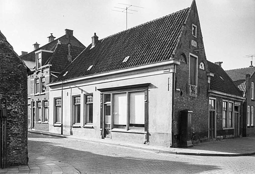 Afb. 6. Peperstraat 13 in 1962. Rechts om de hoek Karnemelksluis 1-3. Fotograaf G.J. Dukker. Rijksdienst Cultureel Erfgoed, Amersfoort. daarop trouwde hij met Aaltje Jaring en vestigde hij zich hier.