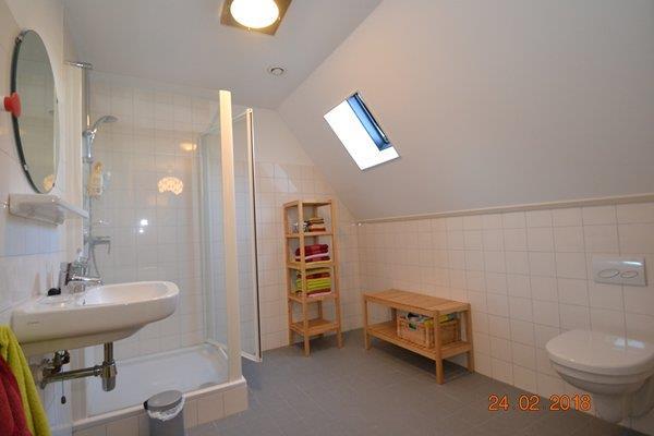 De badkamer is grotendeels betegeld en is ca. 1.80x3.10 m. De inrichting (2010) bestaat uit een douchecabine, toilet en een vaste wastafel. Er is lichtinval middels dakraam. Bergruimte 1 is ca. 3.