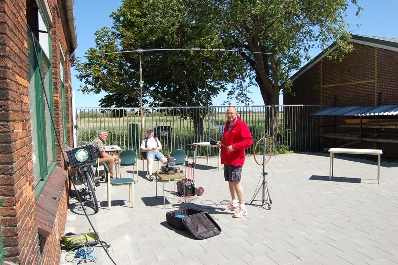 Mooi weer voor een antennemeting/afstelling (foto: Edwin PE5EDW) Helaas was de totale belangstelling voor de velddag bij