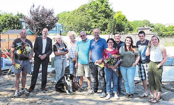 Aan burgemeester Dales de eer om twee nieuwe boten, die bestaande boten vervangen, te overhandigen.