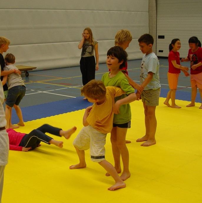 Iedereen die op judo zit mocht iets voordoen en er werd óók een partijtje gespeeld met meester Michel. Iemand uit een groep had gevraagd of we elke week op school judo gingen doen.