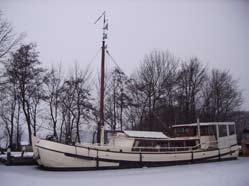 tot motorschip (met laad- en lostuig met dubbele giek).