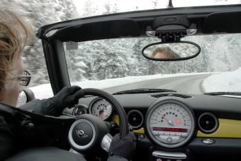 De elektronische vangnetten laten iets slip toe, zodat de bestuurder heerlijk kan glijden in de sneeuw maar toch wordt beschermd als het echt mis dreigt te gaan.