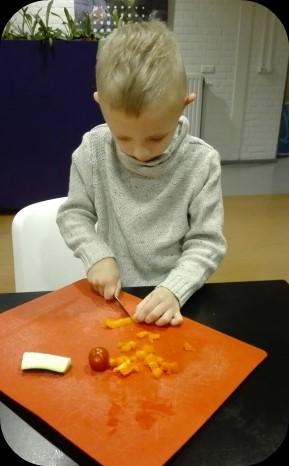 Op vrijdag verdelen we het overgebleven fruit onder de kinderen, zodat we geen fruit meer weg hoeven te gooien. Uw kind hoeft voortaan alleen op maandag en vrijdag zelf iets mee te nemen.