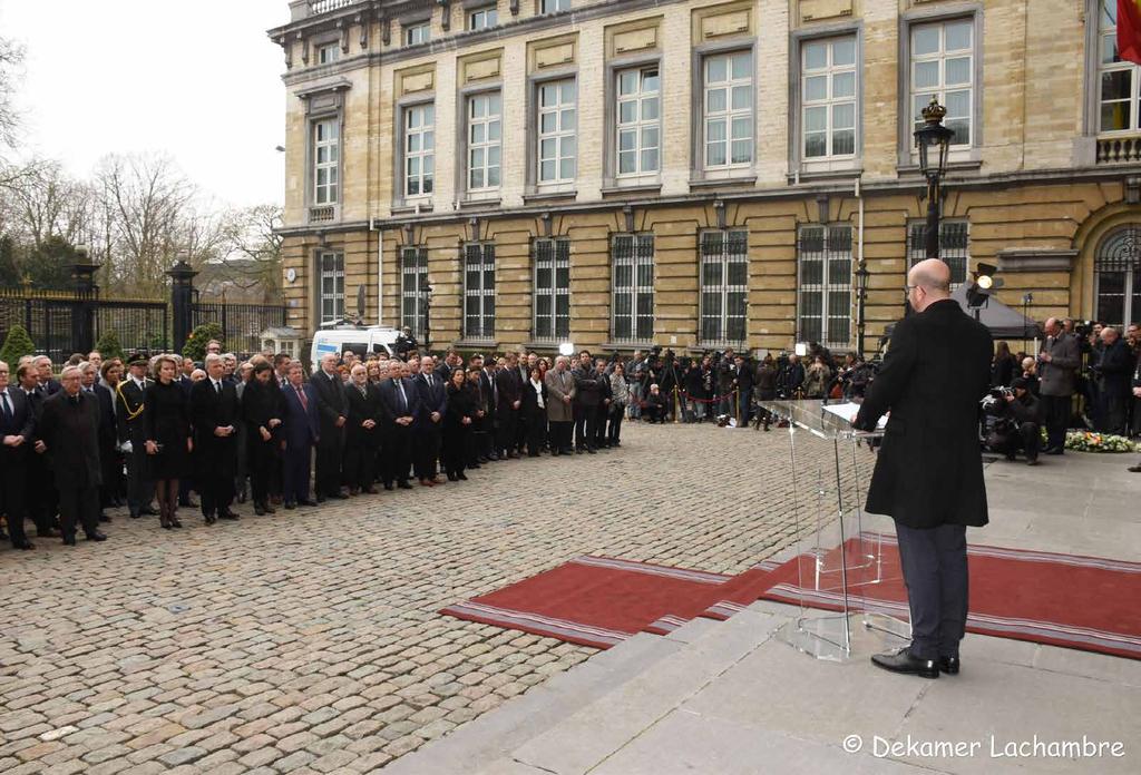 TERREURAANSLAGEN Op het plein voor het Parlement richt premier Charles Michel bemoedigende en tegelijk vastberaden woorden tot de Natie Premier Michel verwoordt het engagement van de regering Ook