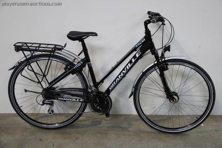 lights, lock AXA, fork SR SUNTOUR, butterfly steering pump Size approx: 45 133 1 Damesfiets GRANVILLE WOODLAND color: black - blue Gears: SHIMANO ACERA 3 x 8 speed Extra: