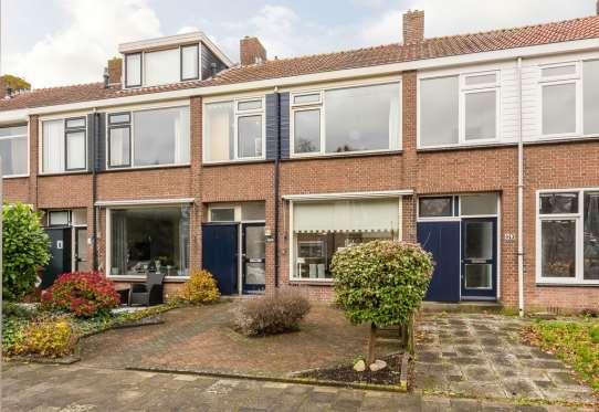 eerste verdieping te realiseren. Daarnaast is deze woning aan de achterzijde uitgebouwd waardoor er een sfeervolle en comfortabele woonkamer is ontstaan.