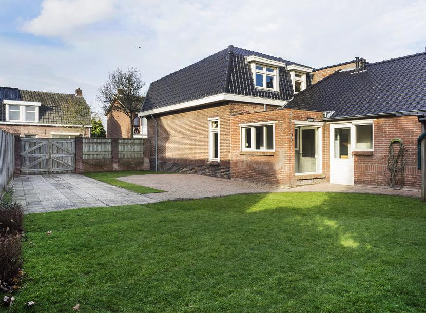 Buiten Buiten: Royale en brede zijtuin, gelegen op het zuidwesten, met een fraaie veranda,