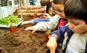 Daarna mogen de kinderen meehelpen met voeren en hokken schoonmaken, maar er kan ook worden geaaid en geknuffeld.