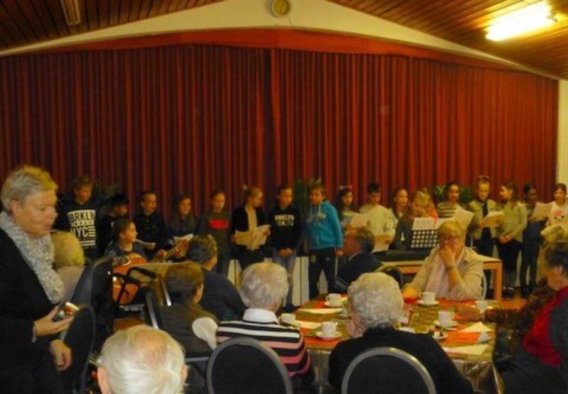 Groep 6 zingt bij de Zonnebloem Dinsdagmiddag 12 december hebben heel veel kinderen uit groep 6 gezongen voor de oudere mensen uit Enschede Noord.