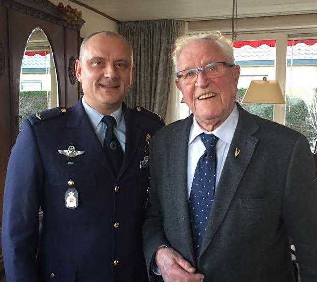 Cdre Andre Steur op bezoek bij de 90-jarige, maar nog altijd krasse Lt. Kol. b.d. Martin Babeliowsky. Trotse drager van de Veteranenspeld met een indrukwekkende carrière.