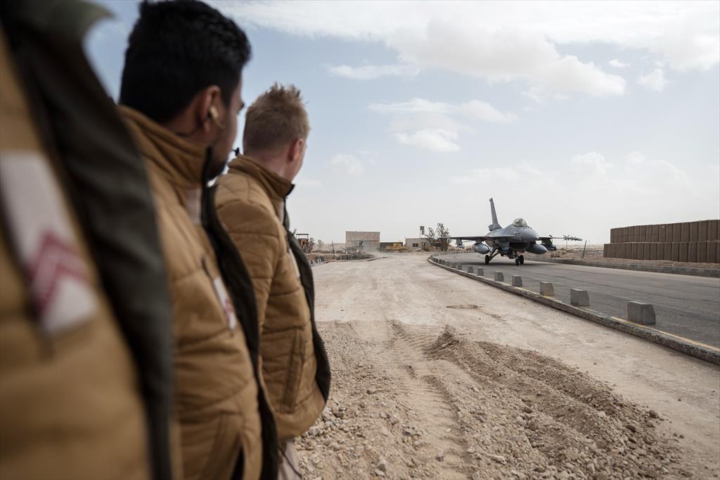 4 Samenvatting intranet Weekoverzicht Defensieoperaties 21 februari 2018 12:00 Nederlandse F-16 s vielen ter ondersteuning van grondtroepen ISIS-strijders aan.
