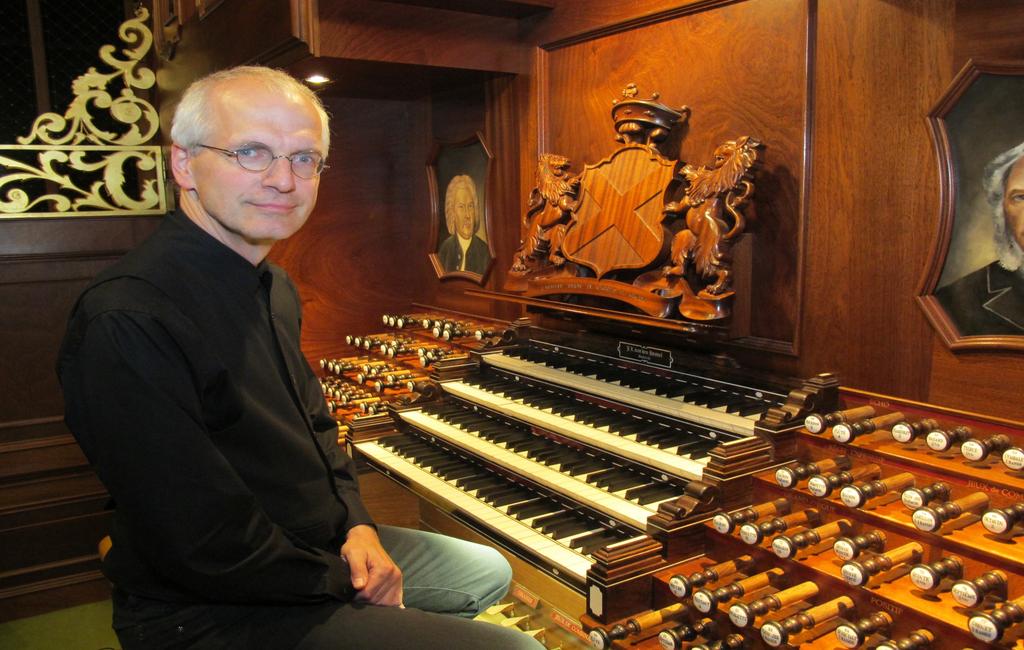 11 november 2017 Winfried Winfried Bönig (1959) begon met orgelspelen op 13-jarige leeftijd en ontving zijn eerste lessen van Wolfgang Wünsch, de voormalige Domorganist van Bamberg.