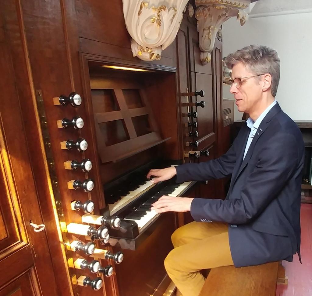 18 november 2017 Gijsbert Kok Gijsbert Kok studeerde orgel, kerkmuziek, improvisatie en muziektheorie aan de conservatoria van Den Haag, Tilburg en Rotterdam en beiaard aan de Nederlandse