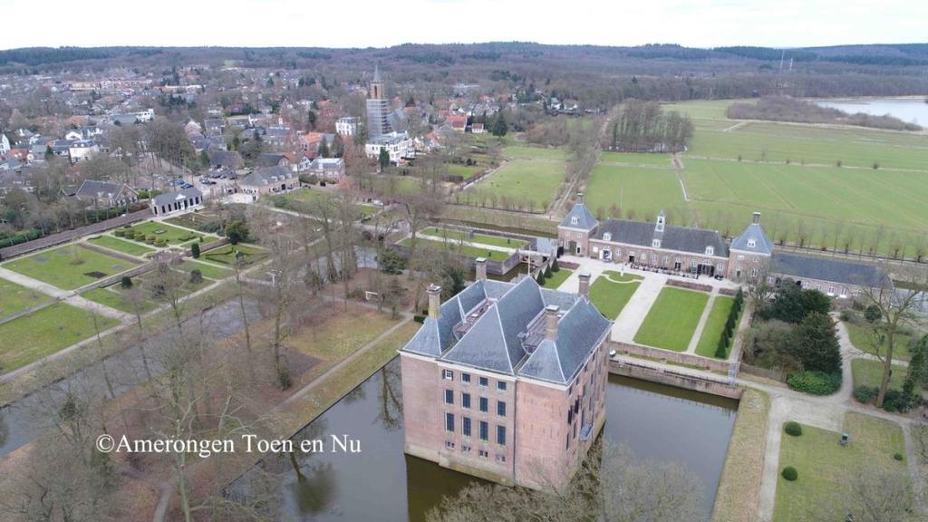 Overzicht van Kasteel Amerongen met het dorp Amerongen. DE WEBSITESITE: www.amerongeninspireert.