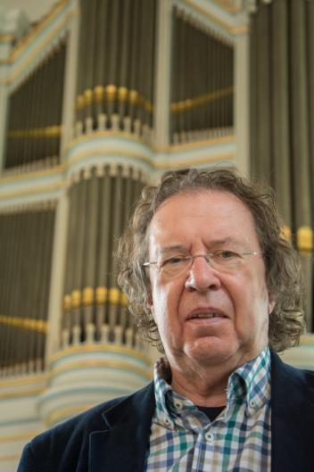 Oude Kerk 12 juli Henk G. van Putten Henk G. van Putten, geboren in 1946, begon zijn muzikale carrière op 9-jarige leeftijd met orgellessen van zijn vader. Vervolgens studeerde hij bij Piet v.d. Kerkhoff en aan het Rotterdams Conservatorium bij Arie J.