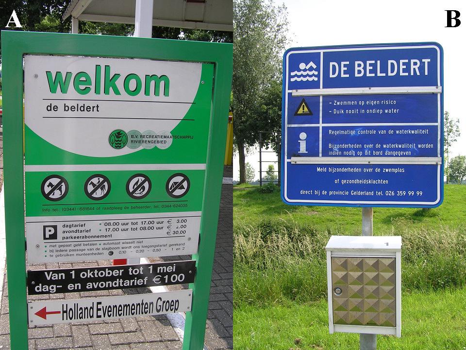 Figuur 2. Informatiebord van Recreatiemaatschappij Rivierengebied (A) en een provinciaal informatiebord (B) Vanaf de parkeerplaats kon het strand via een pad over een sloot bereikt worden.