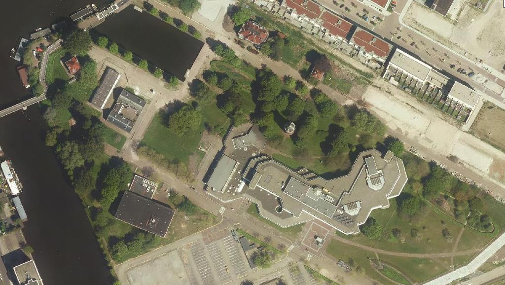 Voor de herinrichting van de Weststrook in Amstelkwartier 2e fase tot Woongebied wordt het gebied bouwrijp gemaakt.