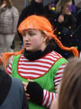 De kinderen mochten op deze dag verkleed naar school komen en onder politiebegeleiding vertrok de stoet door enkele straten