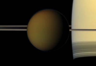 CASSINI VLOOG 100X LANGS TITAN Het NASA ruimtevaartuig Cassini draait sinds maart al tien jaar om planeet Saturnus.