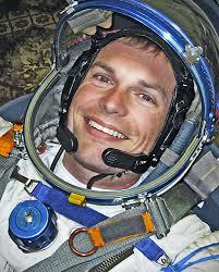 Hij verbleef namelijk voor zijn training een week onder de grond (in de grotten op het Italiaanse eiland Sardinië) en leefde een week onder water als deelnemer aan NASA's Seatest-programma.