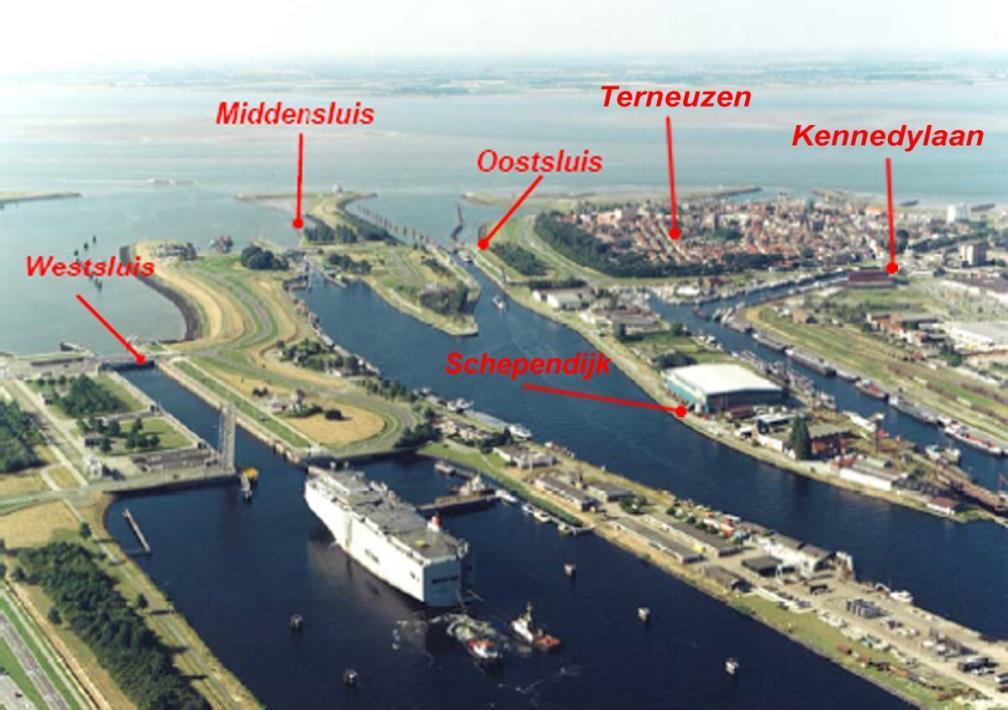 tegenwoordig ook voor binnenvaartschepen gebruikt. De Oostsluis en de Middensluis worden voornamelijk ter afhandeling van de binnenvaart gebruikt. De Oostsluis dateert net als de Westsluis uit 1968.