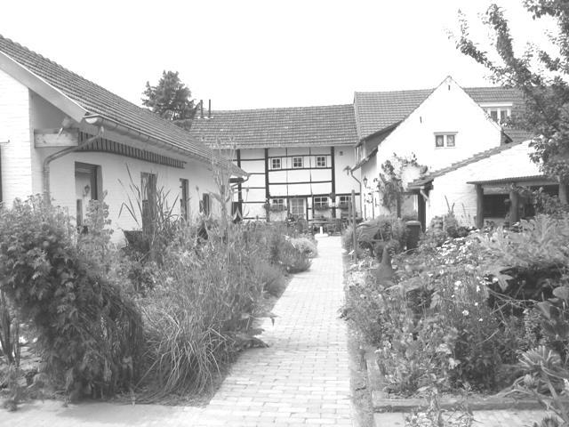 Excursie Boerderij- en Heemkundemuseum Schimmert. Op zaterdag 8 september 2012 werden wij om 14.00 in de voorhof van de boerderij door de gids dhr. Eef Smitshuysen ontvangen. Dhr.