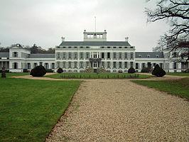 Er is een gebouw in Nederland dat herinnert aan Huis Vrijburgh. Dat is het door Koningin Juliana geliefde Paleis Soestdijk.