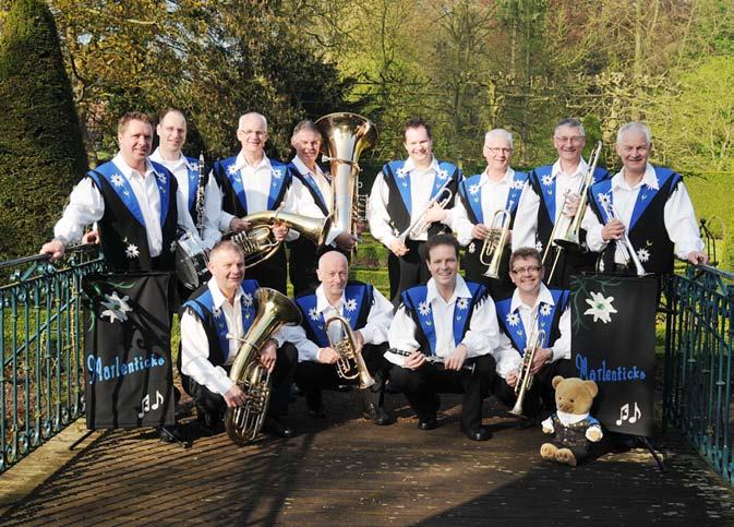 Zo staat Bert meestal met de rug naar de muzikanten toe en kijkt hij vrijwel constant naar het publiek. De kapel, die blaast heus wel door, aldus Bert.