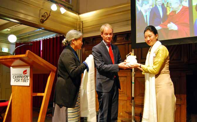 Nyima Lhamo overhandigde een speciale gift van een boeddha standbeeldje aan Harry van Bommel als dank voor zijn steun aan Tibet. Waar is de Panchen Lama?