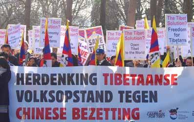 58 ste herdenking Tibetaanse volksopstand en vredesmars Op 10 maart namen 200 Tibetanen en supporters deel aan de 58ste herdenking van de Tibetaanse volksopstand voor de Chinese ambassade en de