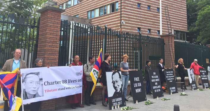 Tsering Jampa nam deel aan de actie van Amnesty International bij de Chinese Ambassade in Den Haag.