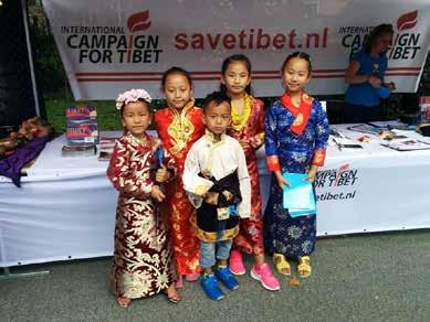 Nijmeegse Vierdaagse, waarbij het Tibet Team veel aandacht genereerde onder de 100.000 deelnemers.