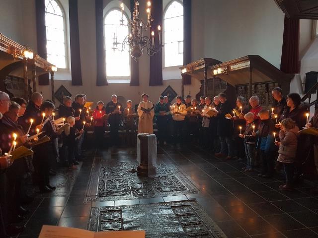 Wy wolle as tsjerke midden yn it doarp stean. Wy binne dan faaks net fan e wrâld, mar wol yn en foar de wrâld! Deze kerkelijke gemeenschap staat in het dorp en wil er voor iedereen zijn.