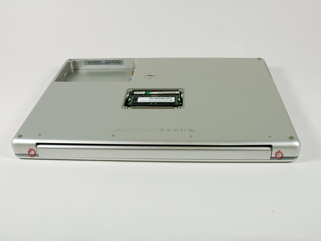 Stap 5 Zet de computer 90 graden naar rechts, zodat het scharnier u wordt geconfronteerd. Verwijder de onderste 5 mm kruiskopschroef aan weerszijden van het scharnier (twee totaal).