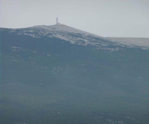 De Mont Ventoux: 1.912 meter hoog, hoogteverschil met de voet bedraagt circa 1.